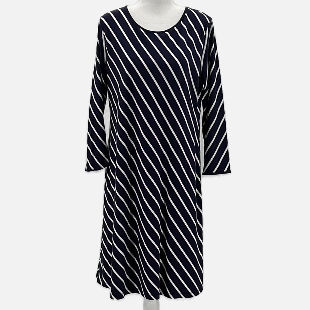 Duffield Lane Diagonal Stripe Knit Shift Dress in Navy & White - Size Large